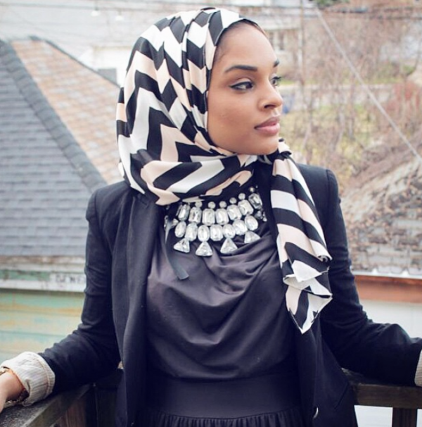 Hijab monochrome dengan warna kontras yang menawan